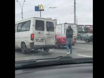 В Киеве на Оболони столкнулись сразу 5 машин