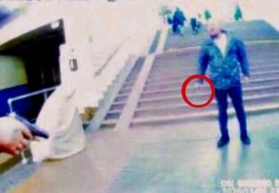 В киевском метро мужчина бросался с ножом на полицейского и пассажиров: задержали со стрельбой