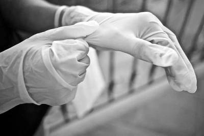Академик РАН заявил, что перчатки не защищают от заражения коронавирусом