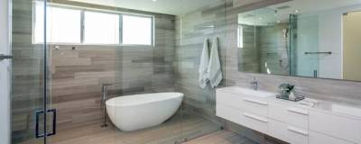 В России продают «квартиру эгоиста» с прозрачными стенами туалета