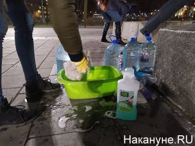 Левые активисты очистили вечный огонь на площади Коммунаров в Екатеринбурге перед годовщиной революции