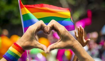 ЛГБТ в России и мире: кому светит радуга, а кому - наказание
