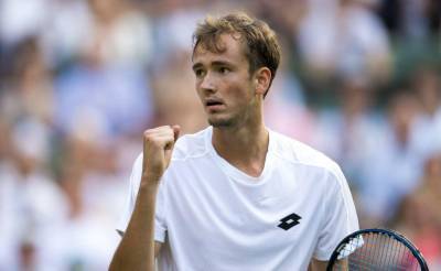 Даниил Медведев вышел в полуфинал теннисного турнира в Париже