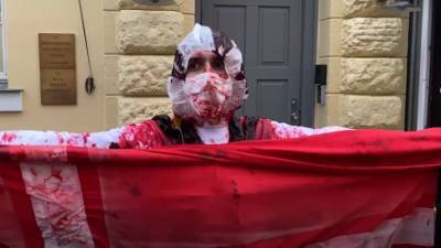Москвич облил себя кровью в знак протеста против уничтожения норок в Дании