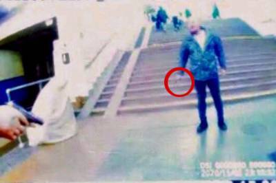 Брызнул газом в лицо и достал нож: В киевском метро пассажир напал на полицейского из-за замечания относительно маски