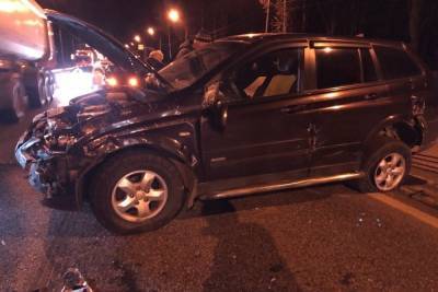 Пошедшая на обгон фура сбила джип на трассе в Тверской области