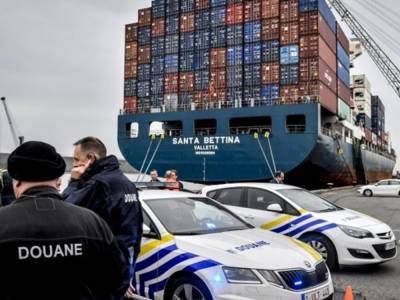 Полиция изъяла в порту кокаина на миллиард евро: наркотики везли для 77-летнего экс-копа
