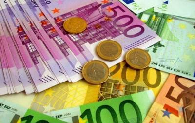 Нацбанк немного снизил курс евро