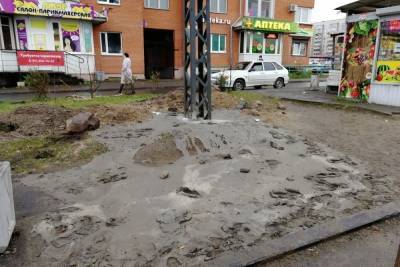 Кругом бетон: на улице Чапаева основательно зацементировали опору уличного освещения