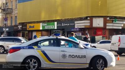 Житель Киева едва не зарезал полицейского в метро из-за маски
