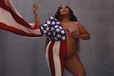 Бодипозитивная певица снялась полностью обнаженной с флагом США в честь выборов