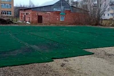 Жителям российского поселка вместо футбольной площадки набросали газон