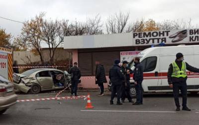 В Харькове от столкновения автомобиль врезался в остановку, есть пострадавшие