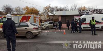 ДТП в Харькове: автомобиль врезался в здание остановки общественного транспорта, пятеро пострадавших — фото