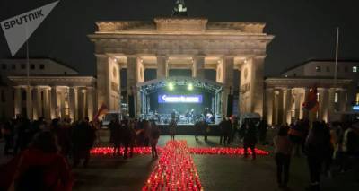Музыка Комитаса и горящий крест у Бранденбургских ворот: акция ради Карабаха в Берлине