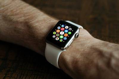 Обновление watchOS 7.1 для "умных" часов от Apple откроет для пользователей из России новые функции