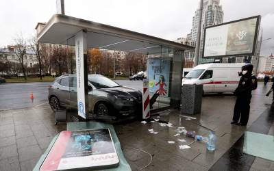 В центре Москвы автомобиль въехал в остановку