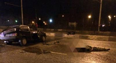 Толпа и мертвый водитель на дороге: ДТП с перевертышем произошло в Рыбинске