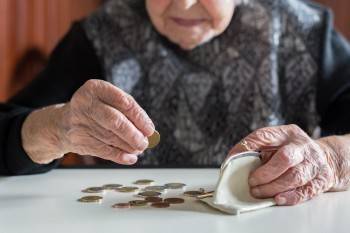 Выплаты за уход за пожилыми людьми могут вырасти в 8 раз