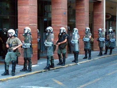 В Греции полиция разгоняет протестующих светошумовыми гранатами