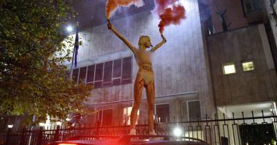 Против запрета абортов: активистка Femen оголилась у посольства Польши - ren.tv - Киев - Польша