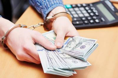 В Мариуполе двух чиновников поймали на взятке в $85 000