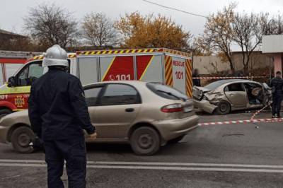 В Харькове при столкновении легковушек одна отлетела в остановку общественного транспорта: есть пострадавшие (фото)
