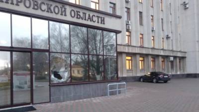 В Кирове мужчина, недовольный ремонтом дорог, разбил стекло в здании правительства
