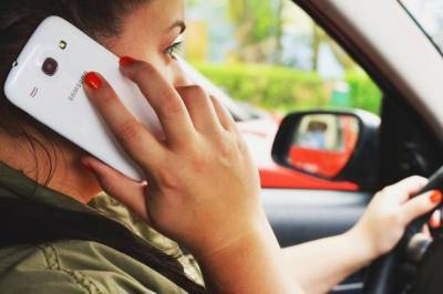 ГИБДД будет штрафовать за использование телефона за рулем во время движения автомобиля