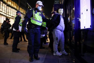 Британская полиция задержала больше сотни людей из-за нарушения карантина