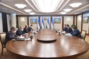 Узбекистан пообещал помощь Кыргызстану в виде продуктов и денег