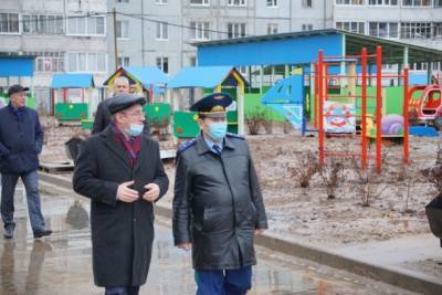Эжвинский новый детсад с затопленным двором показали зампрокурора Коми