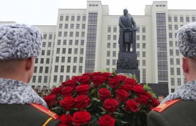 Лукашенко поздравил соотечественников с Днем Октябрьской революции