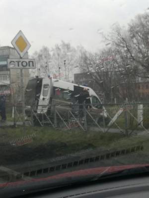 В Кемерове машина скорой помощи влетела в забор