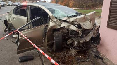 В Харькове автомобиль влетел в остановку: в ДТП пострадали 5 человек