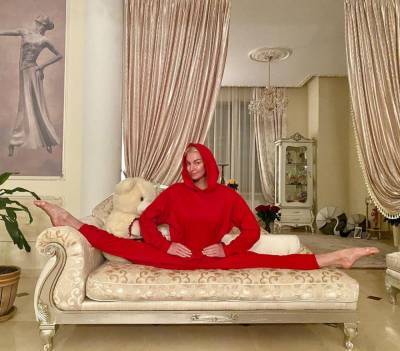 Анастасия Волочкова поделилась вызывающим фото в мини-полотенце