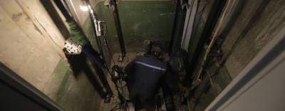 Главой Дзержинска проверено выполнение работ по замене лифтового оборудования