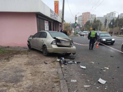 В Харькове Honda от удара с Suzuki влетела в остановку: пострадало 5 человек