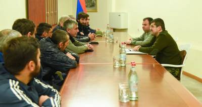 Араик Арутюнян принял членов отряда добровольцев из Абхазии
