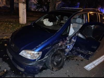 В Николаеве на перекрестке «ВАЗ» врезался в Opel: трое пострадавших