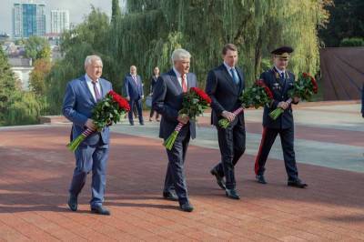 Глава МВД РФ Владимир Колокольцев возложил цветы к Вечному огню мемориального комплекса в Сочи
