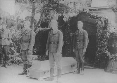 Почему немецкие оккупанты устроили торжественные похороны героев Крымской войны