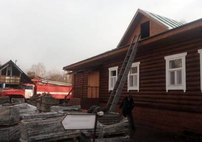 Опубликованы фотографии с места пожара на территории музея Есенина в Константинове