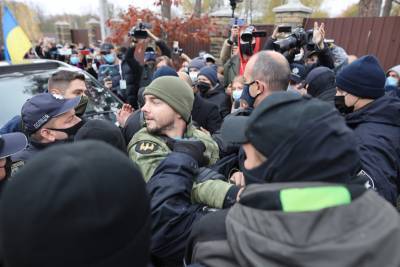 Возле дома главы КСУ стычки активистов с полицией