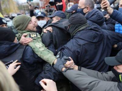 У дома главы КСУ активисты устроили протест: произошла потасовка с полицей