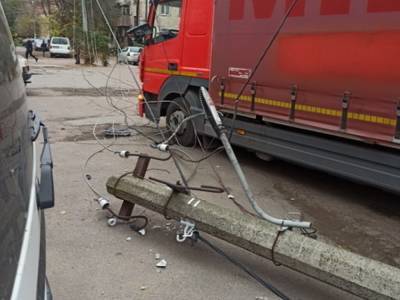 В Житомире грузовик снес электроопору и оборвал провода