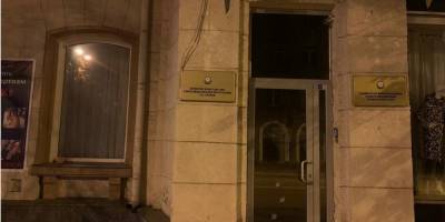Дипмиссии Баку и Еревана взяли под охрану. Полиция выясняет обстоятельства обстрела почетного консульства Азербайджана в Харькове