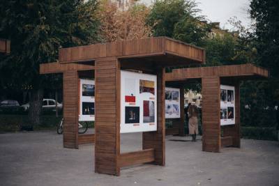 В Волгограде на Центральной набережной открылась выставка «Свет улиц»