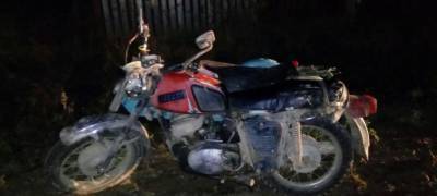 Пьяный мотоциклист врезался в забор в деревне в Карелии (ФОТО)