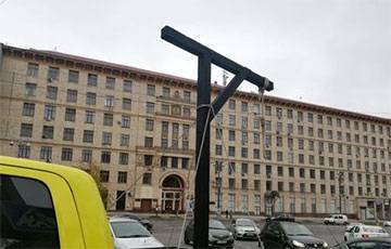 Активисты установили виселицу под домом главы Конституционного суда Украины